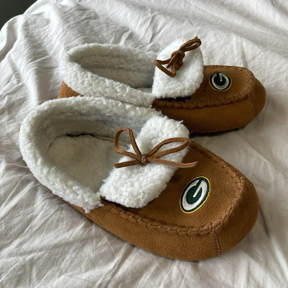 Green Bay Packers FOCO NWOT Kid’s Tan Embroidered Moccasin Slippers Sz Large 5-6 - Picture 3 of 6
